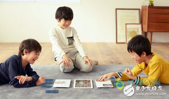 The foreign pictures are outdated. Now the children are playing virtual cards.