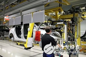 Figure 2: Automobile manufacturing has been highly automated, and many of the production processes are completed on the same production line, and only one management engineer is needed (Source: Mercedes Benz)