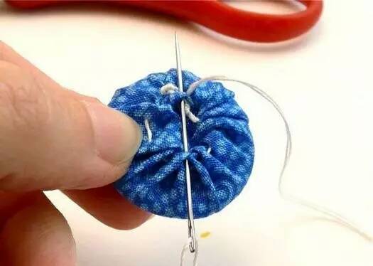 Teach you how to use your cloth to make your own buttons. Step 11