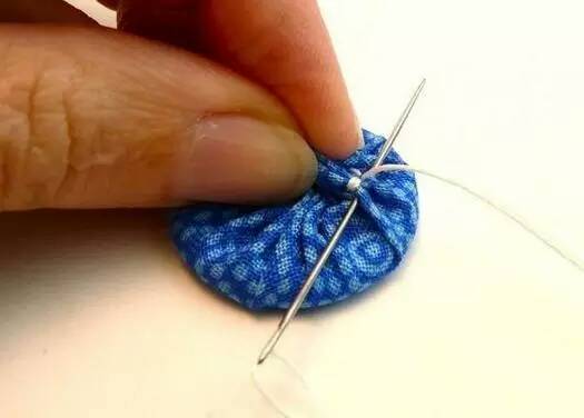 Teach you how to use your cloth to make your own buttons. Step 7