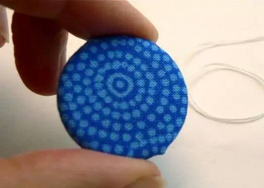 Teach you how to use your cloth to make your own buttons. Step 6