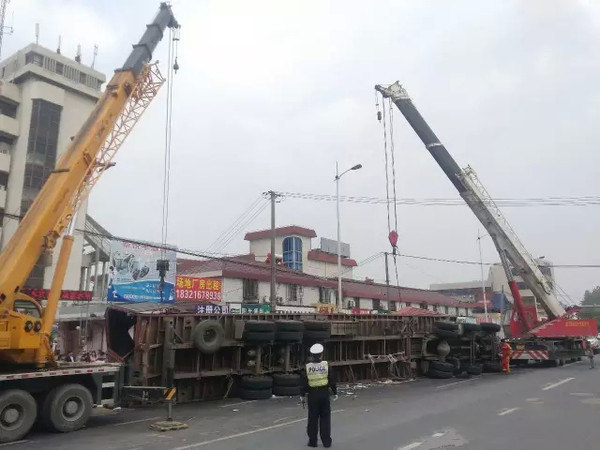 ä¸€å¤©ä¸¤äº‹æ•… ç½è½¦é©¾é©¶å®¤è¢«é£žæœºæ¿åˆ‡æŽ‰