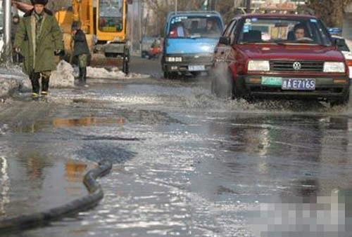 è·¯é¢ç§¯æ°´ï¼Œè·Ÿç€å…¶ä»–æ±½è½¦èµ°