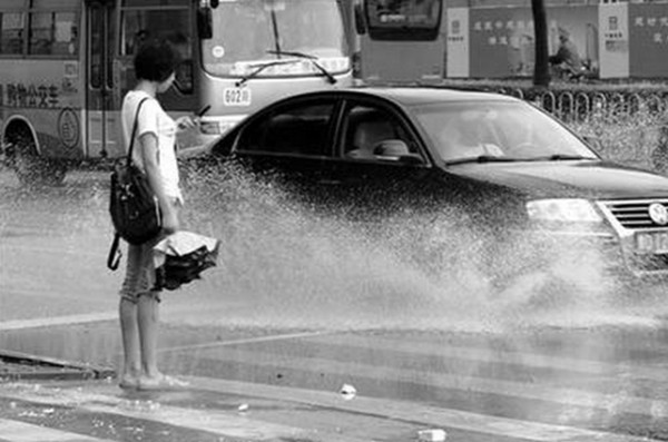 é›¨å¤©é«˜é€Ÿè¡Œè½¦éœ€è¦æ³¨æ„ä»€ä¹ˆ_å‰¯æœ¬1.jpg