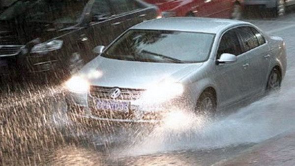 è½¦è¾†æ€Žæ ·åœ¨é›¨å¤©è¡Œè½¦1_å‰¯æœ¬1.jpg