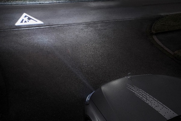 Mercedes-Benz "Digital Light" Automatically Projecting Traffic Signs to Improve Driving Safety Factor