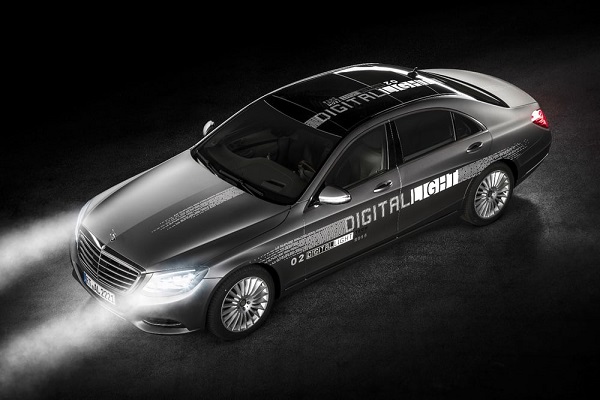 Mercedes-Benz "Digital Light" Automatically Projecting Traffic Signs to Improve Driving Safety Factor