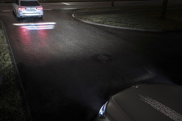 Mercedes-Benz "Digital Light" Automatically Projecting Traffic Signs to Improve Driving Safety Factor