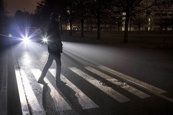 Mercedes-Benz "Digital Light" Automatically Projecting Traffic Signs to Improve Driving Safety Factor