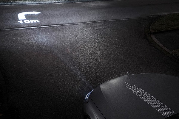 Mercedes-Benz "Digital Light" Automatically Projecting Traffic Signs to Improve Driving Safety Factor