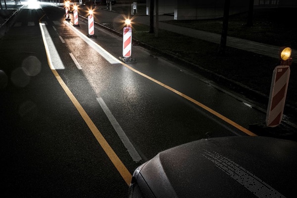 Mercedes-Benz "Digital Light" Automatically Projecting Traffic Signs to Improve Driving Safety Factor