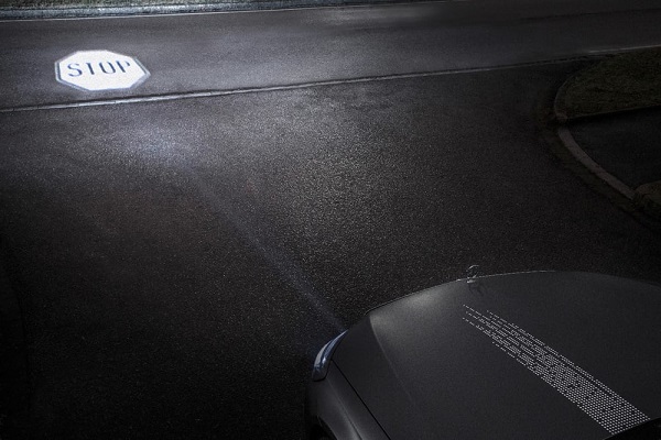 Mercedes-Benz "Digital Light" Automatically Projecting Traffic Signs to Improve Driving Safety Factor