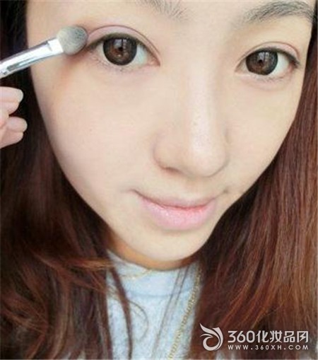 Black eyeliner lower eyeliner eye eye makeup BB cream base lip gloss