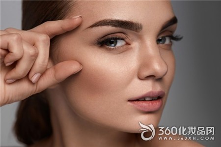 Beauty line eyeliner trend