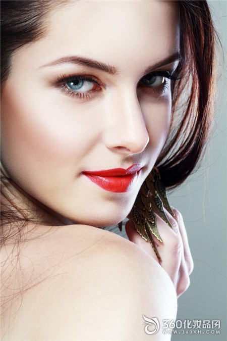 Beauty line eyeliner trend