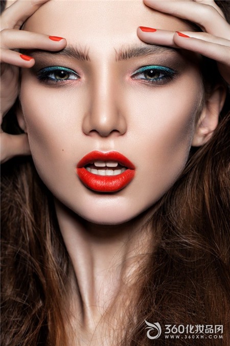 Beauty line eyeliner trend