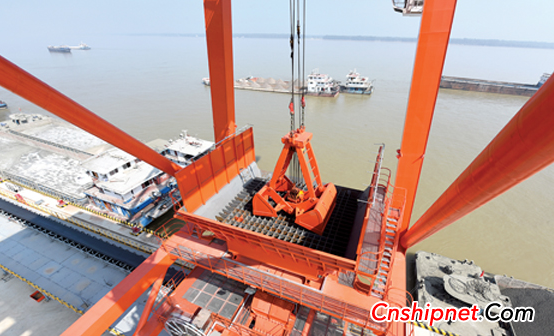 Jiayu Linjiangshan Logistics Park installation ship unloader