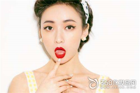 Wipe off lipstick before eating. Remove lip makeup. Correct makeup remover Lip makeup remover 1