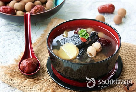 What soup beauty and beauty? Summer summer health soup Red jujube black chicken soup