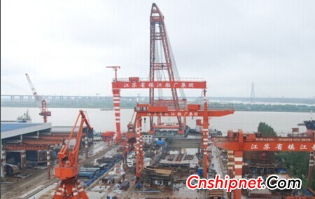 Successful hoisting of the main beam of 400t gantry crane of Zhenjiang Shipyard