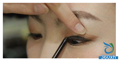 Netizens demonstrate how novices can draw eyeliners