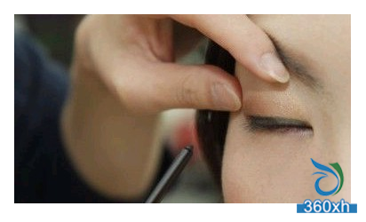 Netizens demonstrate how novices can draw eyeliners