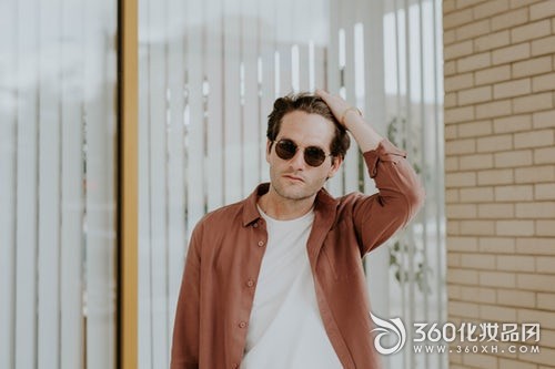 How do men choose skin care products?