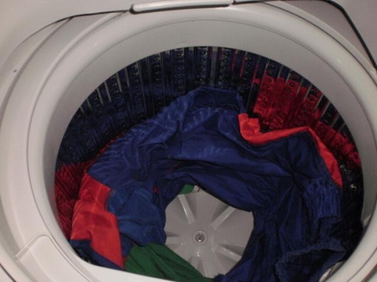 When using the washing machine, the clothes are always entangled together? Just a simple trick, the clothes are no longer knotted!