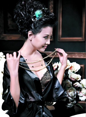 Zhou Hai-mei's 'Mysterious Beauty' Endorsement for 'True Scenery' Underwear