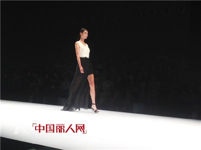 JZçŽ–å§¿è£èŽ·â€œä¼˜ç¾Žä¸–ç•Œç¬¬å…«å±Šæ—¶è£…ç§€å¤§èµ›â€å† å†›