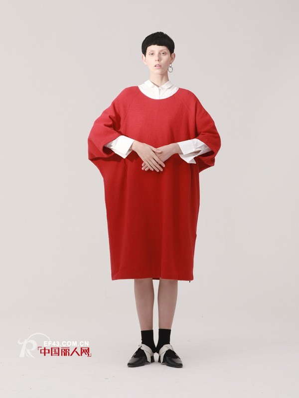 æ‘©ç™»æ­£çº¢æ­£è¦å¼€å¯éœ¸å”‡ä¸»ä¹‰ï¼Ÿæ‘©ç™»æ­£çº¢é…ä»€ä¹ˆæœé¥°æ›´åˆé€‚