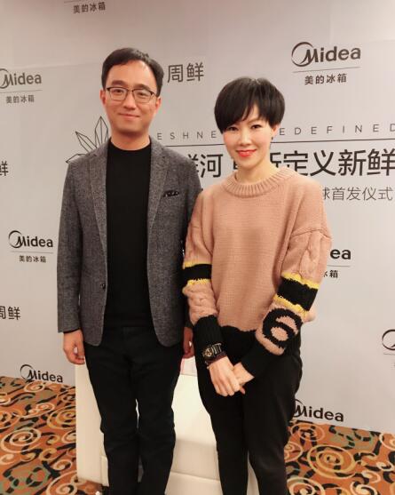 The new general manager of the US Refrigerator Division, Berlin (left), and the China National Grid reporter interview
