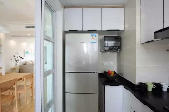 Is the refrigerator in the kitchen or in the restaurant? It was discovered that it was misplaced.