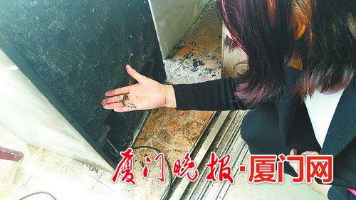 Xiao Zhang squatted down to check the condition of the refrigerator burning.