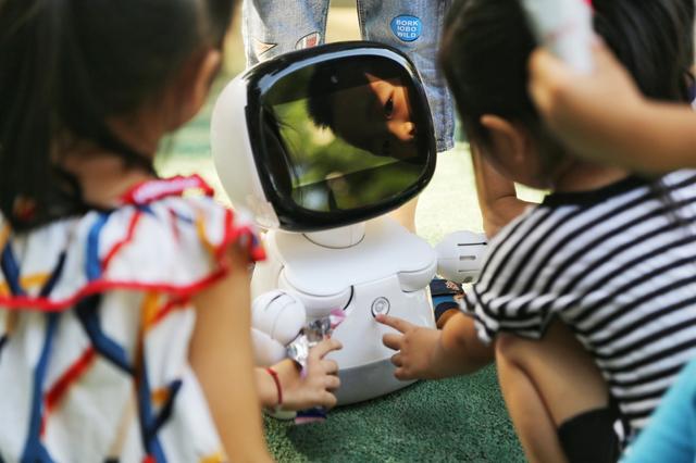 Xiaodan robot, family nanny, child's partner