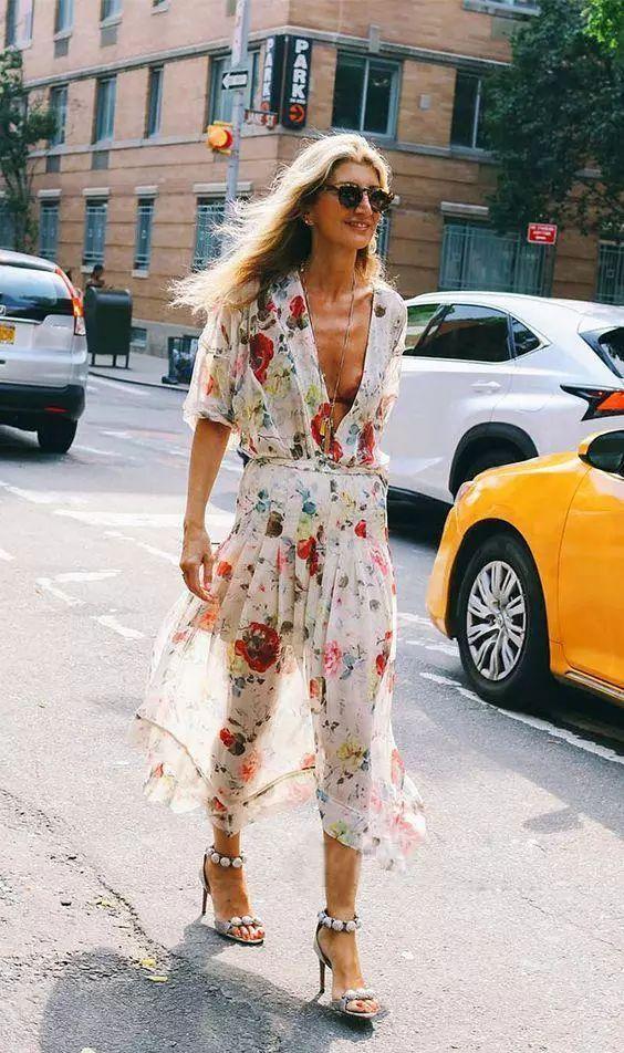 This summer dress is paired with heel shoes, and the gentle temperament is unconventional!