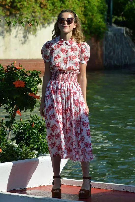 This summer dress is paired with heel shoes, and the gentle temperament is unconventional!