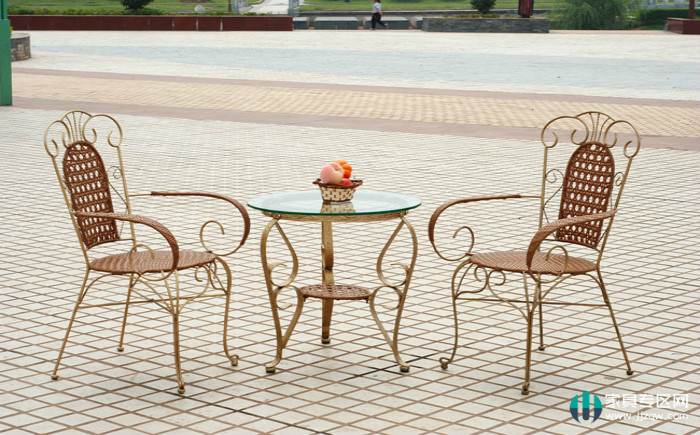 The rustic combination of metal and solid wood, wrought iron furniture, are you really right?/