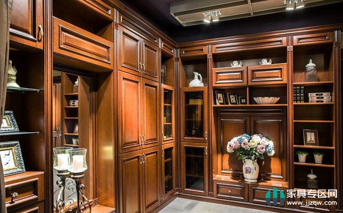 How to customize the high-end atmosphere of the solid wood cloakroom, what is the most critical point?