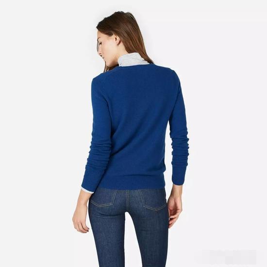 Who says cashmere sweaters must be old-fashioned? These cashmere sweaters are the must-haves in fashionable girls' cupboards.