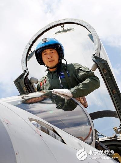 æ­¼15 engine caught fire, pilot Yuan Wei calmly drove with fire! The quality of the 15 carrier-based fighters is awesome! Our military equipment can not be seen!