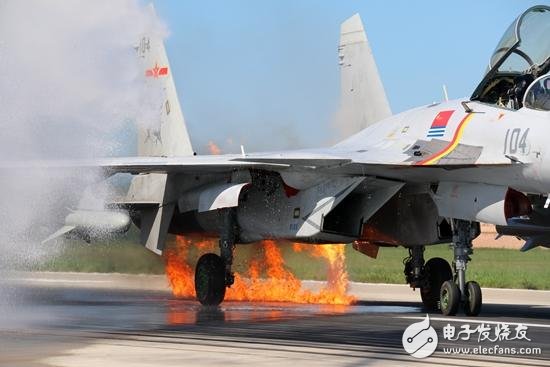 æ­¼15 engine caught fire, pilot Yuan Wei calmly drove with fire! The quality of the 15 carrier-based fighters is awesome! Our military equipment can not be seen!