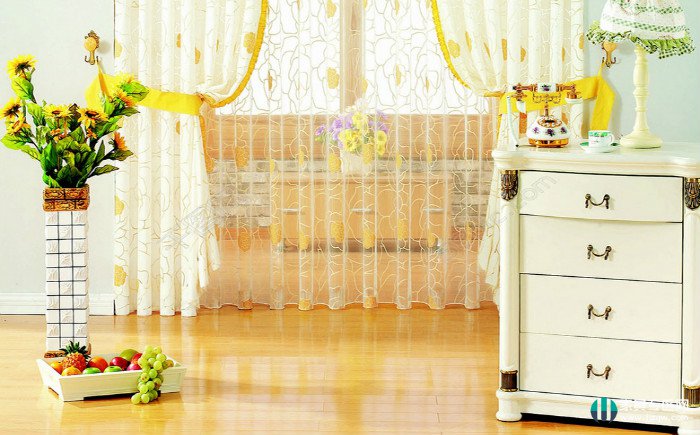 What color curtains are suitable for different colors of furniture? /