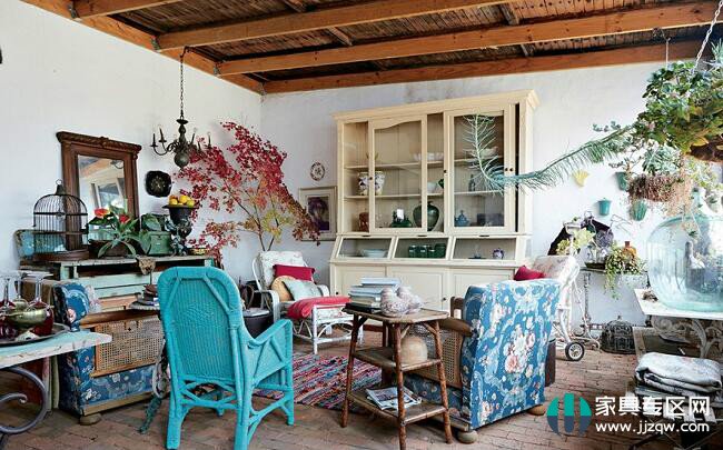 Buy furniture and store in the store to buy furniture, which is more reliable?