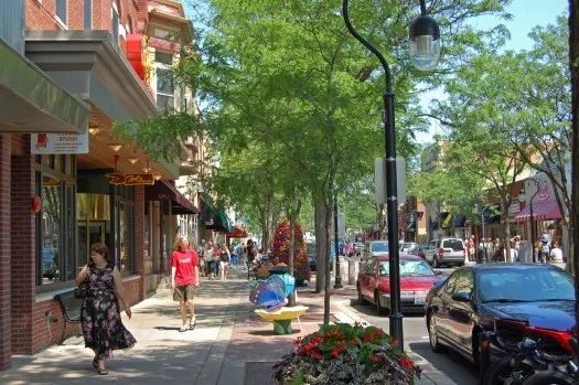 The downtown pedestrian area of â€‹â€‹Naperville (Illinois) contains many green plants (Photo courtesy of Ian Freimuth, Creative Commons)