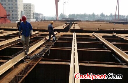 Taizhou AVIC 4350TEU container ship guide rail pre-installation