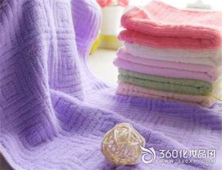 Towel dirty, wash towel, soak in water, wash, wring, dry