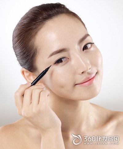 How do different eyeliner tools draw eyeliners?