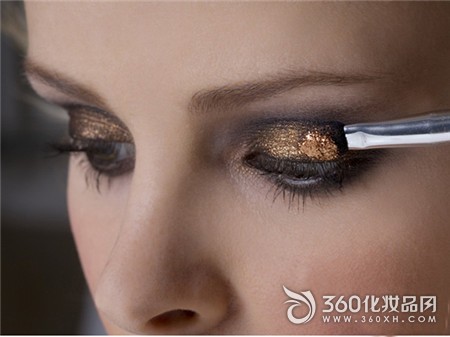 False eyelashes