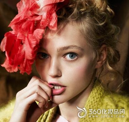 One minute elegant light makeup steps